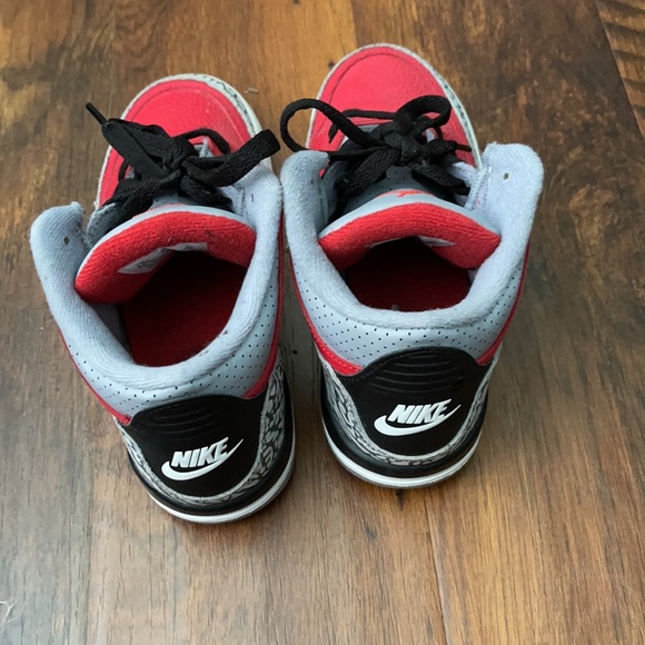 Authentic Jordan size 2.5 red sold out rare - Picture 2 of 5